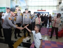 Kapolda Metro Jaya Sapa Anak-anak di Terminal Pulogebang, Bagikan Cokelat di Ruang Ramah Anak