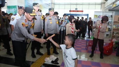 Kapolda Metro Jaya Sapa Anak-anak di Terminal Pulogebang, Bagikan Cokelat di Ruang Ramah Anak