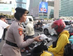 Ditpamobvit Polda Metro Jaya Bagikan 1.000 Paket Takjil di Bundaran HI Bareng Masyarakat Pecinta Polri