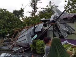 Angin Kencang Terjang Permukiman di Labusel, Rumah Warga Rusak dan Teras Masjid Roboh