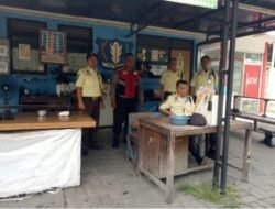 Siang Hari Polisi Sambangi Warga, Ajak Aktif Jaga Kamtibmas dan Gunakan Layanan 110