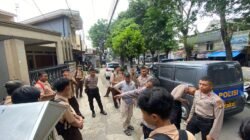 Polisi Hadir Bukan Sekadar Menjaga, Tapi Menolong: Aksi Humanis Siswa Latja Polsek Cakung Bantu Warga Sakit di Jatinegara