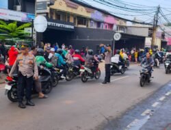 Polsek Kramat Jati Kawal Ribuan Warga dalam Pembagian Sembako Jumat Berkah di Condet