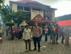 Polsek Makasar Kawal Penyaluran Bantuan Beras dan Minyak Goreng untuk Warga Cipinang Melayu, Wujud Hadirnya Polri di Tengah Masyarakat