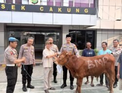 Polsek Cakung Memberikan dan menyalurkan Hewan Qurban untuk Masyarakat Cakung