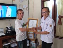 Dedikasi Bantu Warga Daftar Sekolah Online, Dani Hendro Pradiatmoko Diganjar Penghargaan GPIB