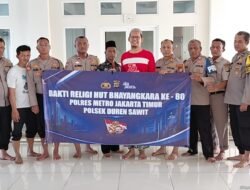 Sambut Hari Bhayangkara ke-80, Polsek Duren Sawit Gelar Bhakti Religi dan Bersih-Bersih Masjid Bersama Warga