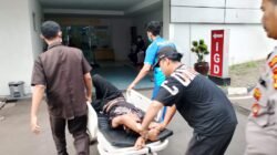 Respons Cepat Layanan Polisi 110, Polsek Cipayung Evakuasi Pria yang Mengalami Gangguan Kesadaran ke Rumah Sakit