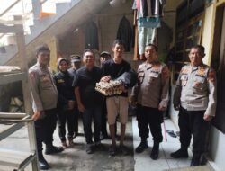 Hari Bhayangkara Ke-80, Kapolsek Makasar Salurkan Bantuan Sosial kepada Keluarga Almarhum Anggota FKPM dan Pokdar Kamtibmas