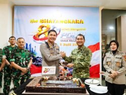 Dandim 0505/Jakarta Timur Beri Kejutan HUT Bhayangkara ke-80, Perkuat Sinergi TNI-Polri di Polres Metro Jakarta Timur
