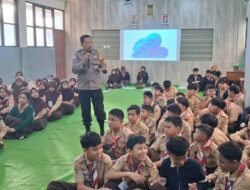 Bhabinkamtibmas Polsek Cakung Berikan Edukasi Tertib Lalu Lintas dan Anti Narkoba kepada Siswa SMP Diponegoro 2 Saat MPLS