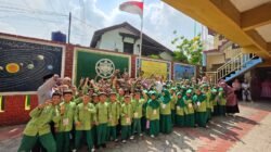 Police Go To School di MI Al Wathoniyah Al Hamidiyah, Polsek Duren Sawit Tanamkan Disiplin dan Cegah Bullying Sejak Dini