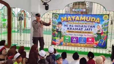 Police Go To School, Polsek Kramat Jati Bekali Siswa Baru MI Alihsaniyah Cegah Bullying, Tawuran, dan Kenakalan Remaja