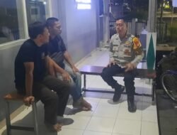 Dini Hari, Bhabinkamtibmas Pulogadung Sambangi Poskamling untuk Perkuat Cooling System dan Cegah Tawuran