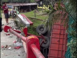 Truk Bermuatan Pampers Terjun ke Sungai di Titi Kembar Kotapinang Labusel, Sopir Selamat