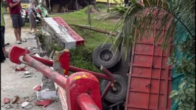 Truk Bermuatan Pampers Terjun ke Sungai di Titi Kembar Kotapinang Labusel, Sopir Selamat