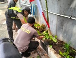 Bhabinkamtibmas Malaka Sari Bersama Warga Hijaukan Lingkungan dengan Penanaman Pohon Pucuk Merah