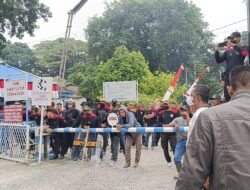 AKSI 18 KELOMPOK TANI DI ASAHAN BERUJUNG RICUH, MASSA MENGAKU LUKA DAN DUA KACA MOBIL PECAH