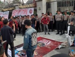 GELOMBANG AKSI DEMONSTRASI DI KANTOR KEJAKSAAN AGUNG, MEMINTA TERSANGKA KASUS KORUPSI FA DIHUKUM SEBERAT – BERATNYA