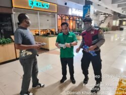 Polsek Makasar Cek Situasi Bandara Halim dan Bagikan Masker di Tengah Erupsi Anak Gunung Krakatau