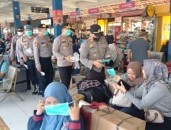 Pasca Erupsi Gunung Krakatau, Polsek Ciracas Bagikan 1.000 Masker di Terminal Kampung Rambutan