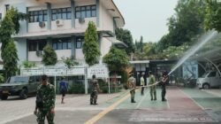 Kodim 0502/JU Kerahkan Water Canon Bersihkan Jalanan dan SMAN 41 dari Debu Vulkanik