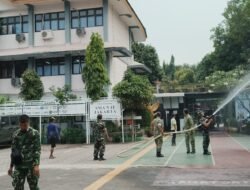 Kodim 0502/JU Kerahkan Water Canon Bersihkan Jalanan dan SMAN 41 dari Debu Vulkanik