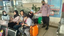 Antisipasi Abu Vulkanik Anak Krakatau, Polsek Cakung Bagikan 300 Masker di Pulogebang