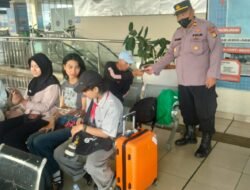 Antisipasi Abu Vulkanik Anak Krakatau, Polsek Cakung Bagikan 300 Masker di Pulogebang