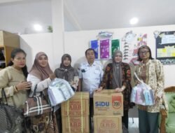 Buku dan Alat Tulis Siswa SMAN 11 untuk Anak Penyintas Gempa NTT